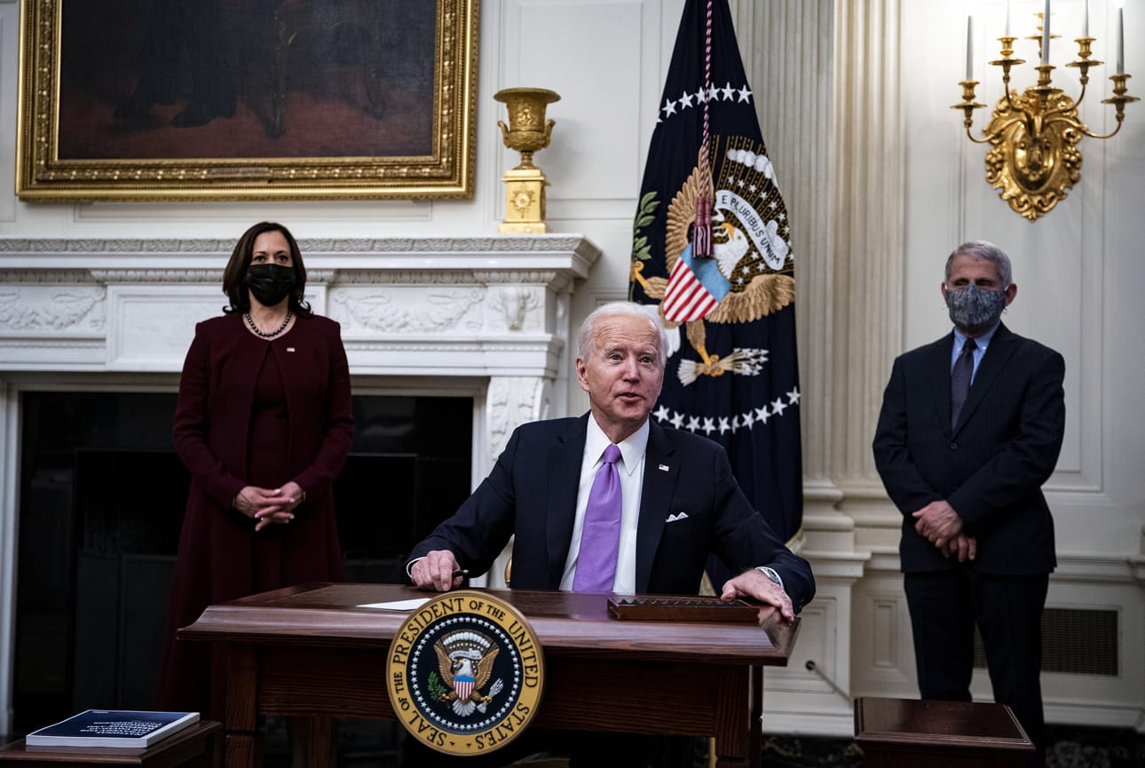 Joe Biden allekirjoitti torstaina lisää koronapandemian hoitamiseen tähtääviä presidentin asetuksia. Tilaisuudessa olivat läsnä myös varapresidentti Kamala Harris sekä johtava lääkinnaällinen neuvonantaja Anthony Fauci.