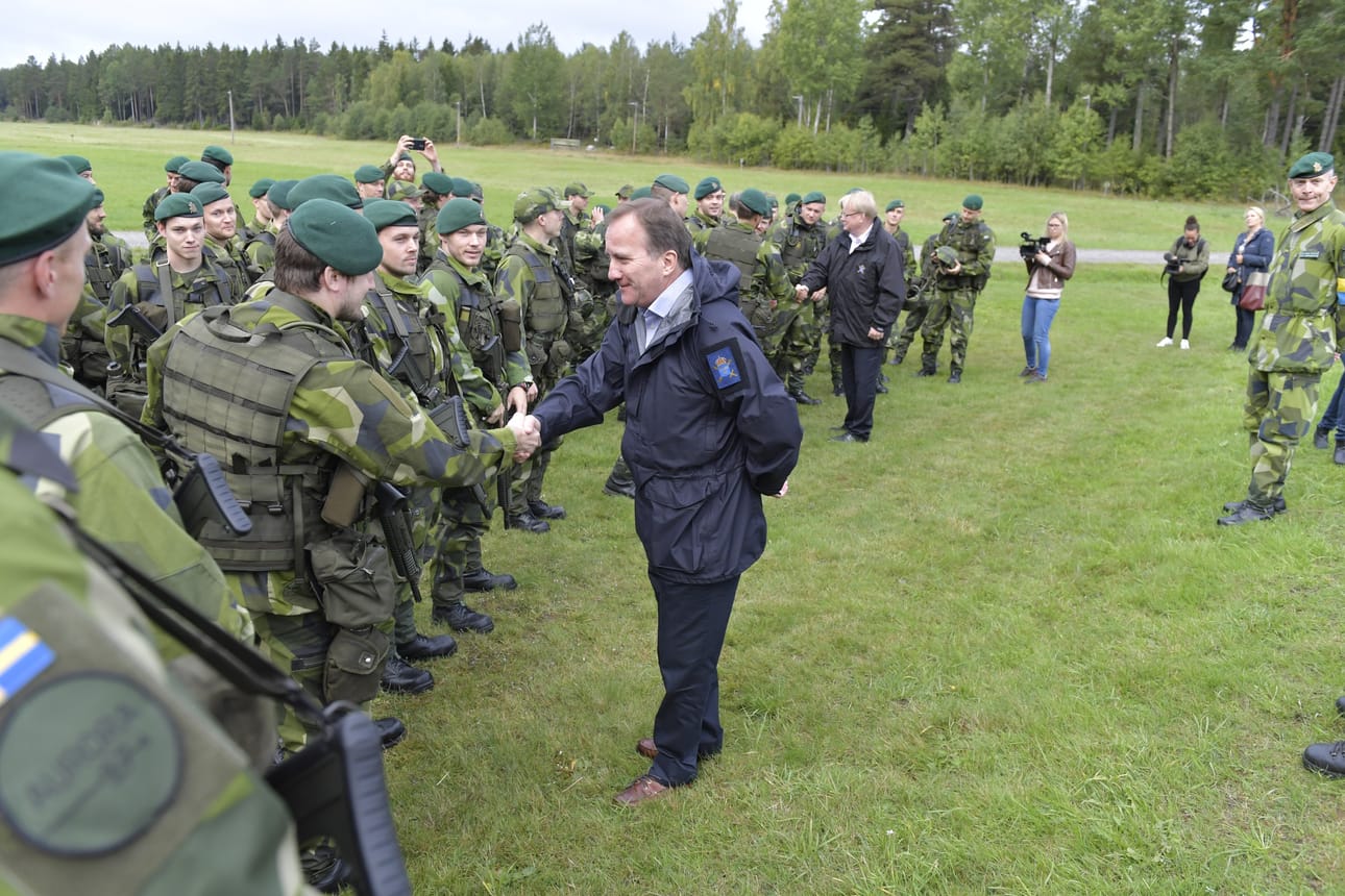 Ruotsin hallitus ei keväällä sitoutunut puolustusbudjetin tuntuviin vuosikorotuksiin. Pääministeri Stefan Löfven tapasi sotilaita Aurora-sotaharjoituksessa vuonna 2017.