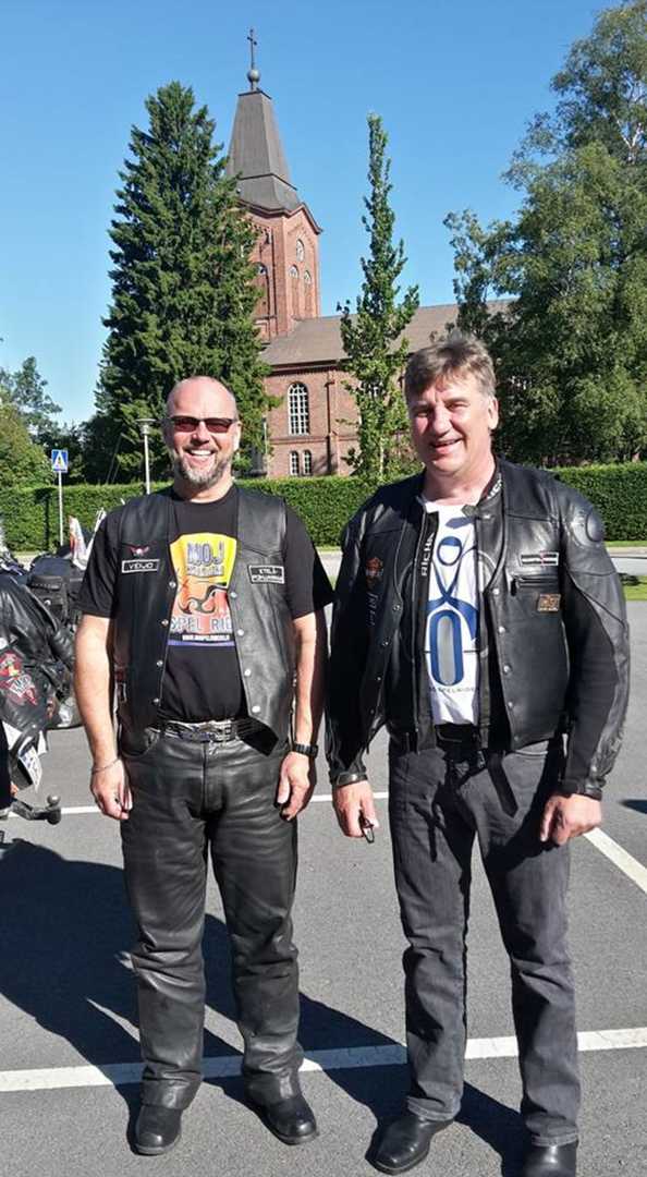 Tuomo Lahtinen (oikealla) ja Veijo Tammisto kuuluvat kristilliseen Gospelriders-moottoripyöräkerhoon.