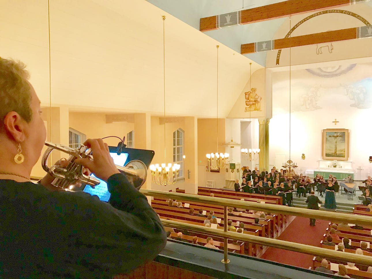 Johanna Laakson trumpetti kajahti Kuusamon kirkon parvelta täynnä gloriaa. Händelin Messias-oratorion esitys oli Raimo Paason johtaman Oulun Hiippakunnan oratoriokuoron ja Oulunsalo ensemblen esittämänä vuoden kulttuuriteko!