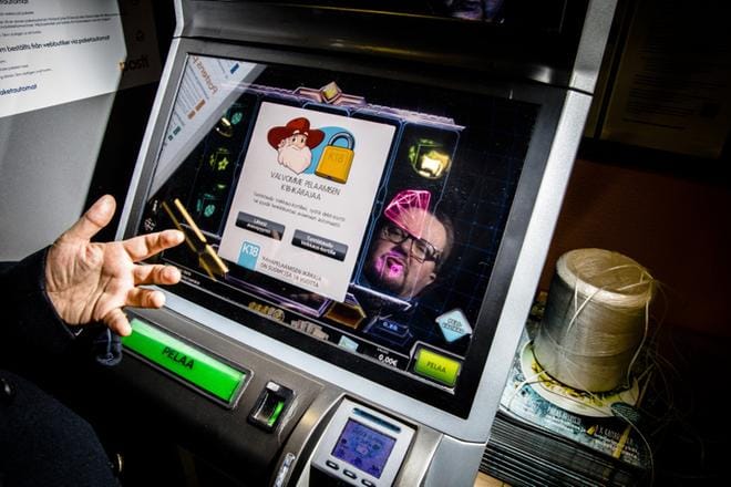 Veikkauksen vastuullisen pelaamisen päällikkö Hannu Rinkinen kertoo, että pelaajille säädetty tappioraja on havaittu tehokkaaksi ongelmapelaamisen ehkäisyvälineeksi. Peliautomaatteihin on vuoteen 2023 mennessä tulossa täystunnistautuminen. KUVA: Joel Maisalmi