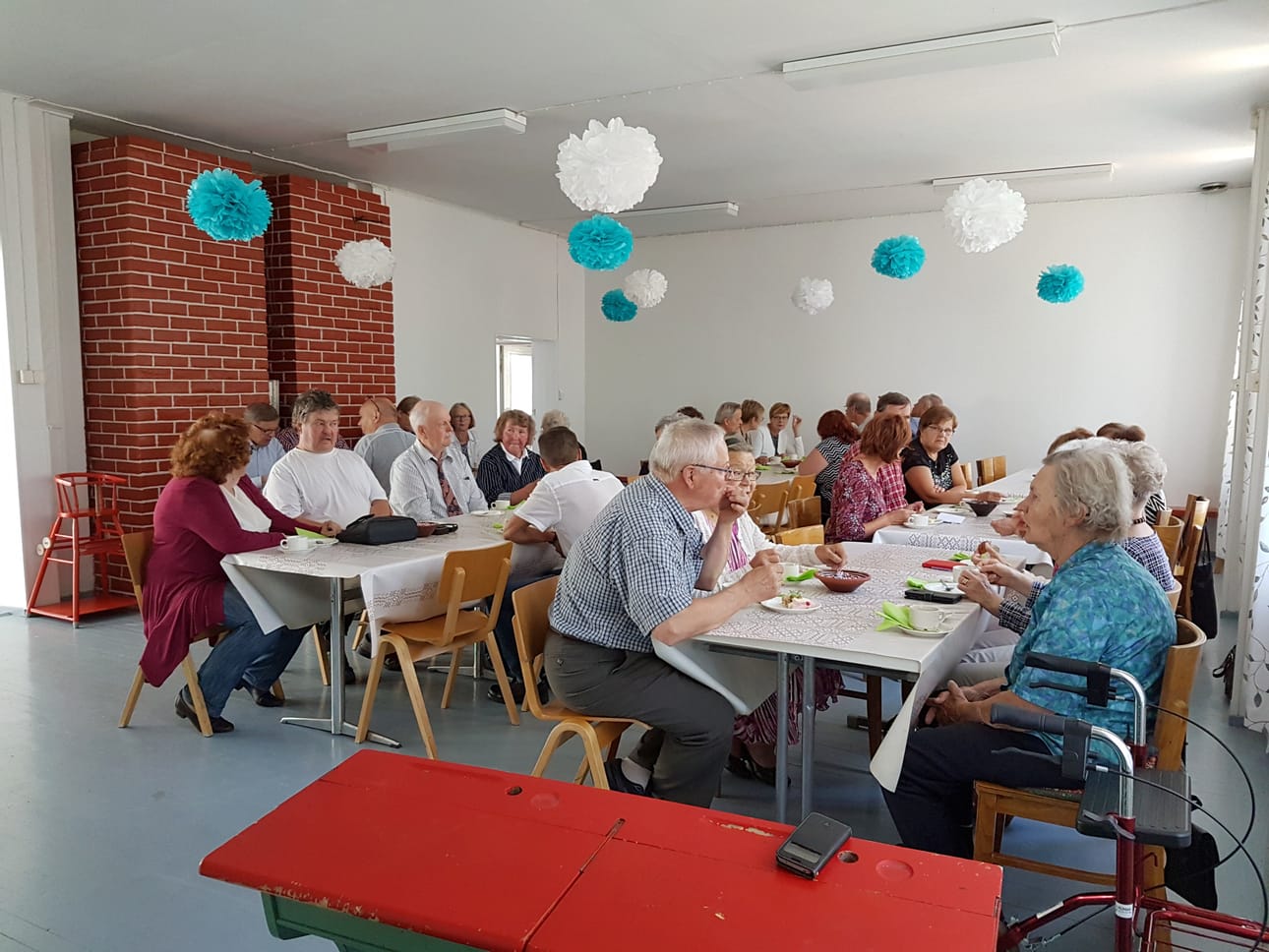 Juhlaväki nauttimassa pöydän antimista. entisessä opinahjossaan Kuren koululla.