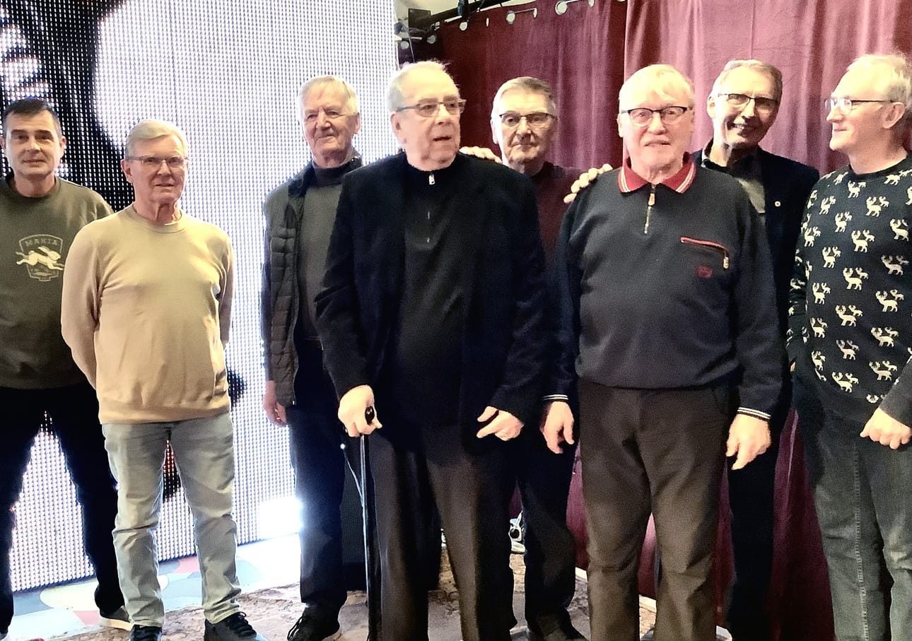 Suomenselän Moottorikelkkailijoiden perustajajäseniä oli 40-vuotisjuhlissa mukana kymmenkunta.