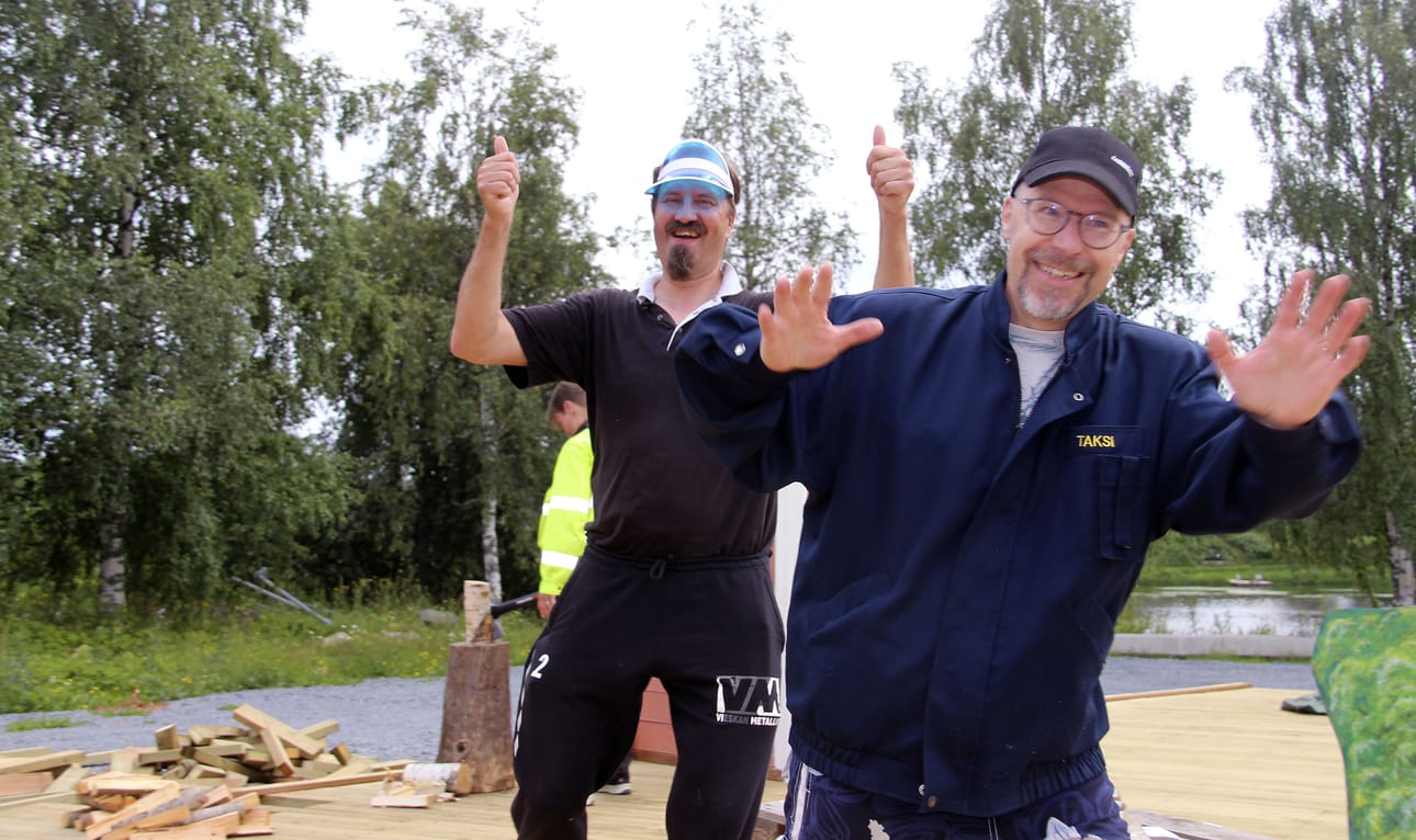 Ismo Salmu ja Tuomas Saarela roolihahmoissaan Teatteriyhdistys Rompoolin kesänäytelmässä, Laiturimarkkinat. Toinen on hurahtanut liikuntaan, toinen italian kieleen. Laiturikin pitäisi saada rakennettua. Saapa nähdä, miten käy!