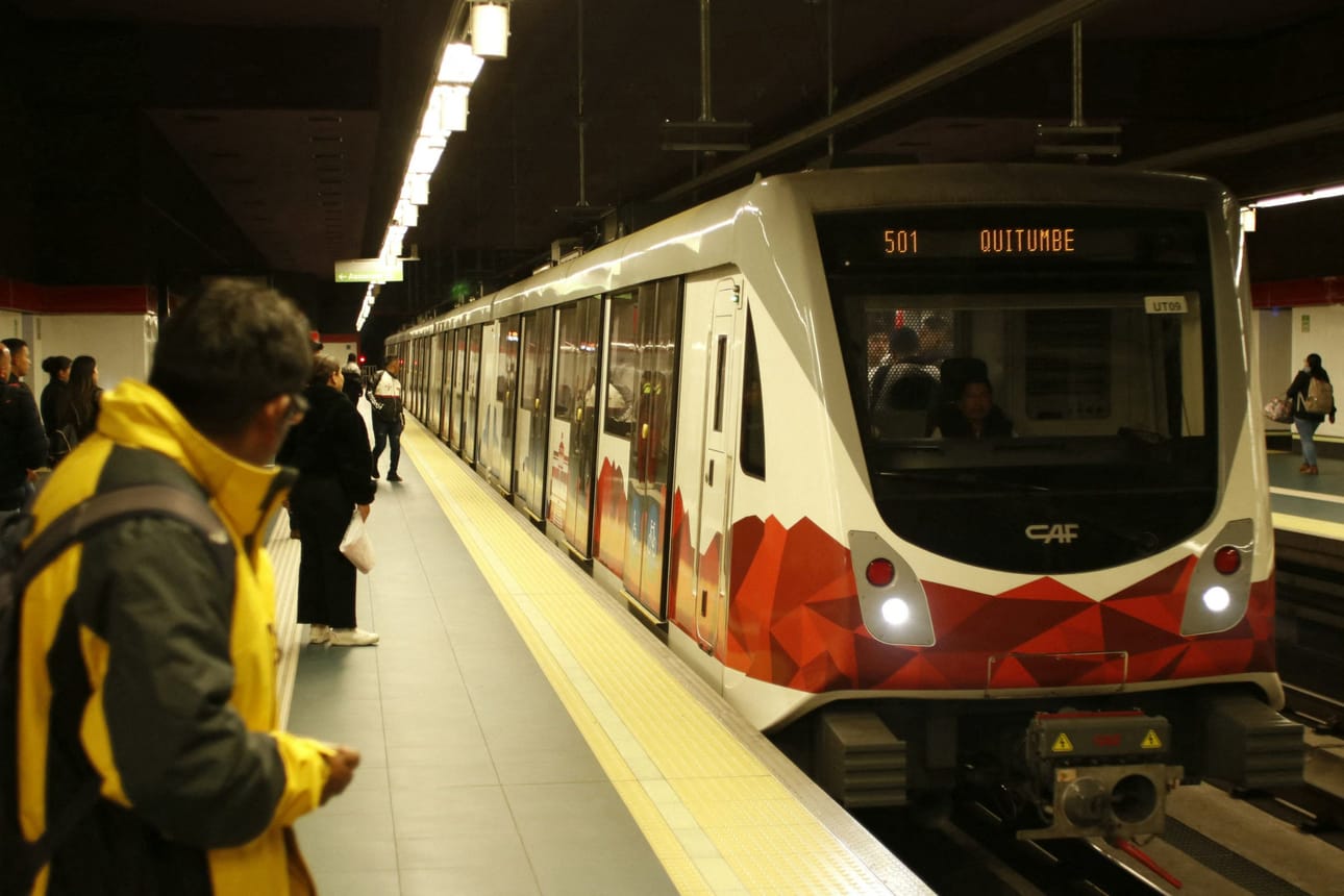 Äkillinen sähkökatkos keskeytti pääkaupunki Quiton metroliikenteen. LEHTIKUVA/AFP