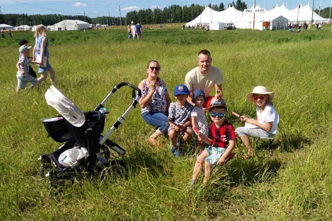 Seurajätskeillä. Kataisten perhe on ollut Suviseuroilla tiistaista asti. Kuvassa Eeva-Liisa Katainen ja Olli Katainen, sekä lapset Eerik, Elle, Peik ja Juudit Katainen. KUVAT: KATAISTEN KOTIALBUMI