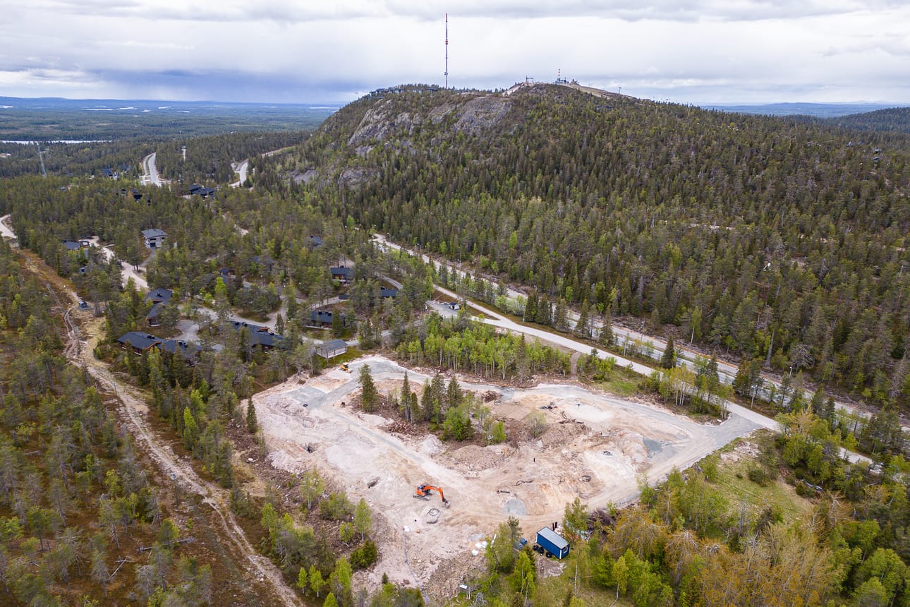 Rukan ydinalueen kaava-alueen eteläosaa kesäkuussa 2023, jolloin Jurmuntien varrelle oli alkamassa uuden huvilakokonaisuuden rakentaminen. Plantinginharju on vasemmalla.