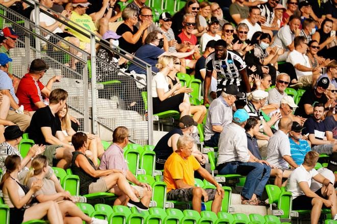 Voittomaalinsa jälkeen VPS:n Kareem Moses suuntasi Hietalahden stadionin katsomoon suutelemaan tyttöystäväänsä.