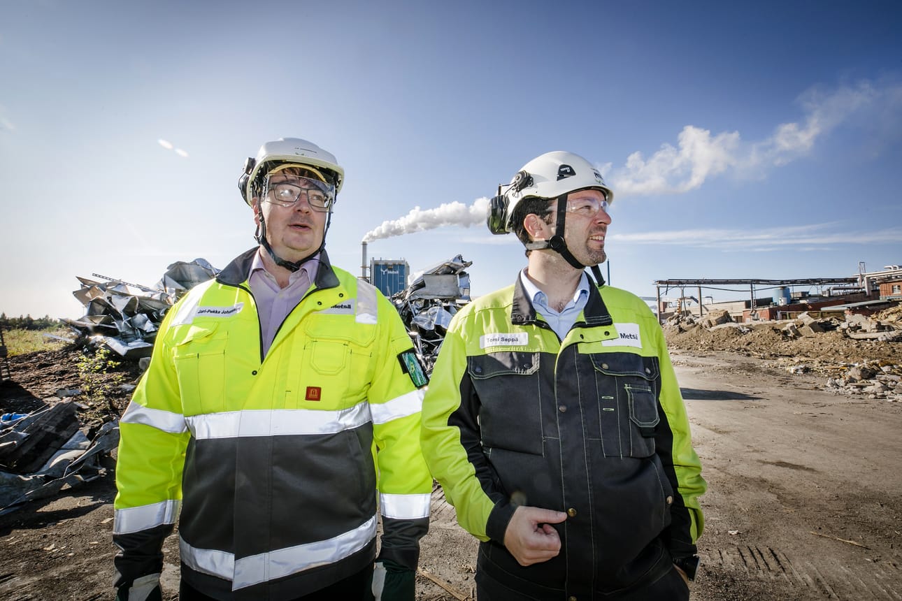 Metsä Groupin Kemin biotehtaan projektijohtaja Jari-Pekka Johansson (vas.) ja Kemin-tehtaiden johtaja Tomi Seppä katselevat Sahansaaren purkutyömaata, jonne rakennetaan uusi tehdas. Kemissä sellua on keitetty sadan vuoden ajan. Nykyinen tehdas on merkittävä työllistäjä.