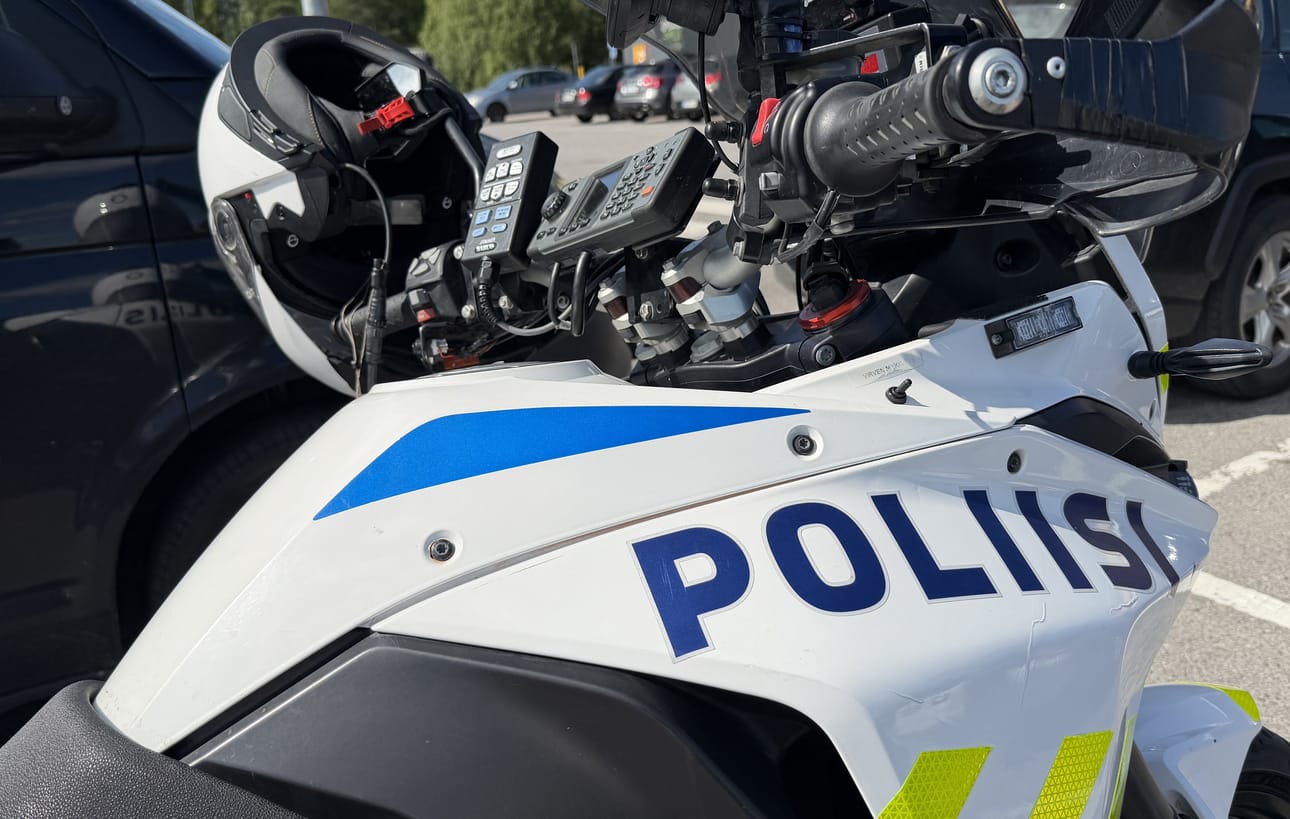 Poliisimoottoripyörällä liikkeellä ollut konstaapeli havaitsi Pyhänällä hurjaa ylinopeutta ajaneen moottoripyöräilijän, joka saatiin kiinni.