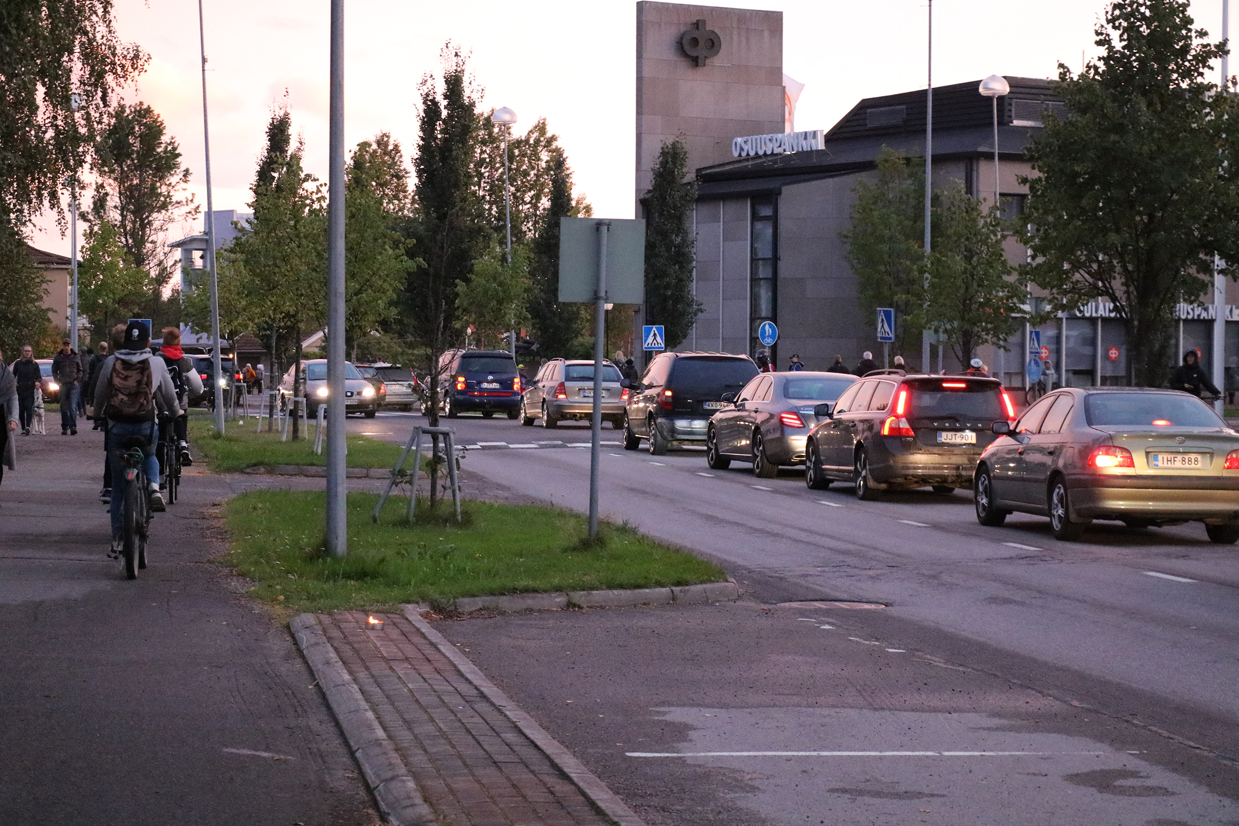 Villiperjantain väkimäärästä ei pysty vielä sanomaan lukuja, mutta kulkijoita on Oulaisten keskustassa paljon.