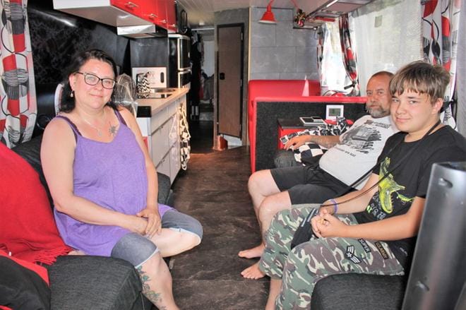 Eeva, Ismo ja Miro Ahervuo istuvat linjurista matkailuautoksi muutetun, pyörillä liikkuvan kesämökkinsä käytännöllisissä sisätiloissa. KUVAT: TAUNO RIIHILUOMA