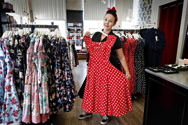 Pretty Poodle -putiikin herkullisen väriset vaatteet ja asusteet vetävät puoleensa. Liikkeen omistajan Jenni Männikön mukaan polka dot -kuosi on ikuisessa suosiossa. KUVA: KARI LÖFJHELM