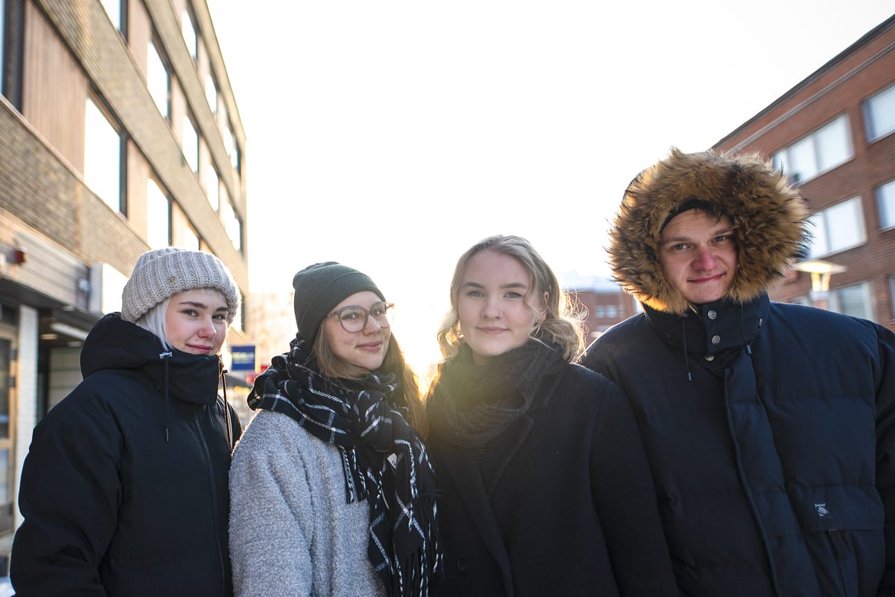 Aino Rouhiainen, Mari Molkoselkä, Anni Koikkalainen ja Jussi Pohjavirta keskustelevat kuumottavista kirjoituksista.