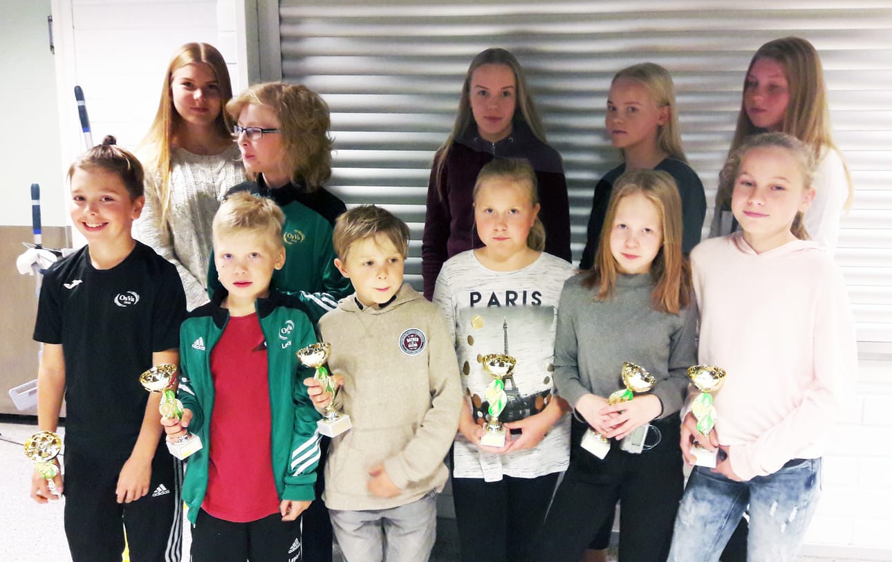 OsVan palkitut pesäpallojuniorit yhteiskuvassa.