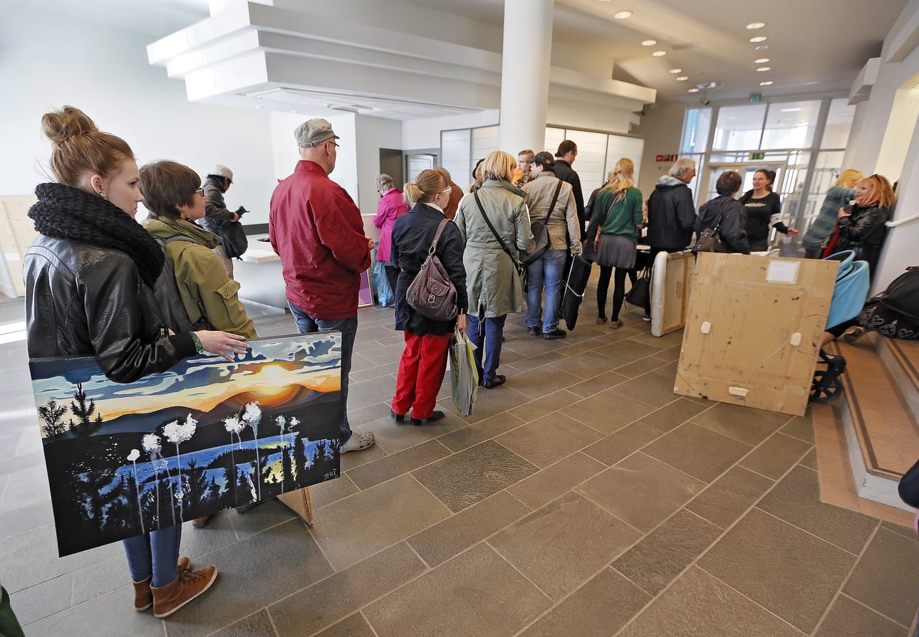 Oulun taidemuseon Omat seinät -näyttely tarjoaa mahdollisuuden tuoda esille yhden oman teoksen.