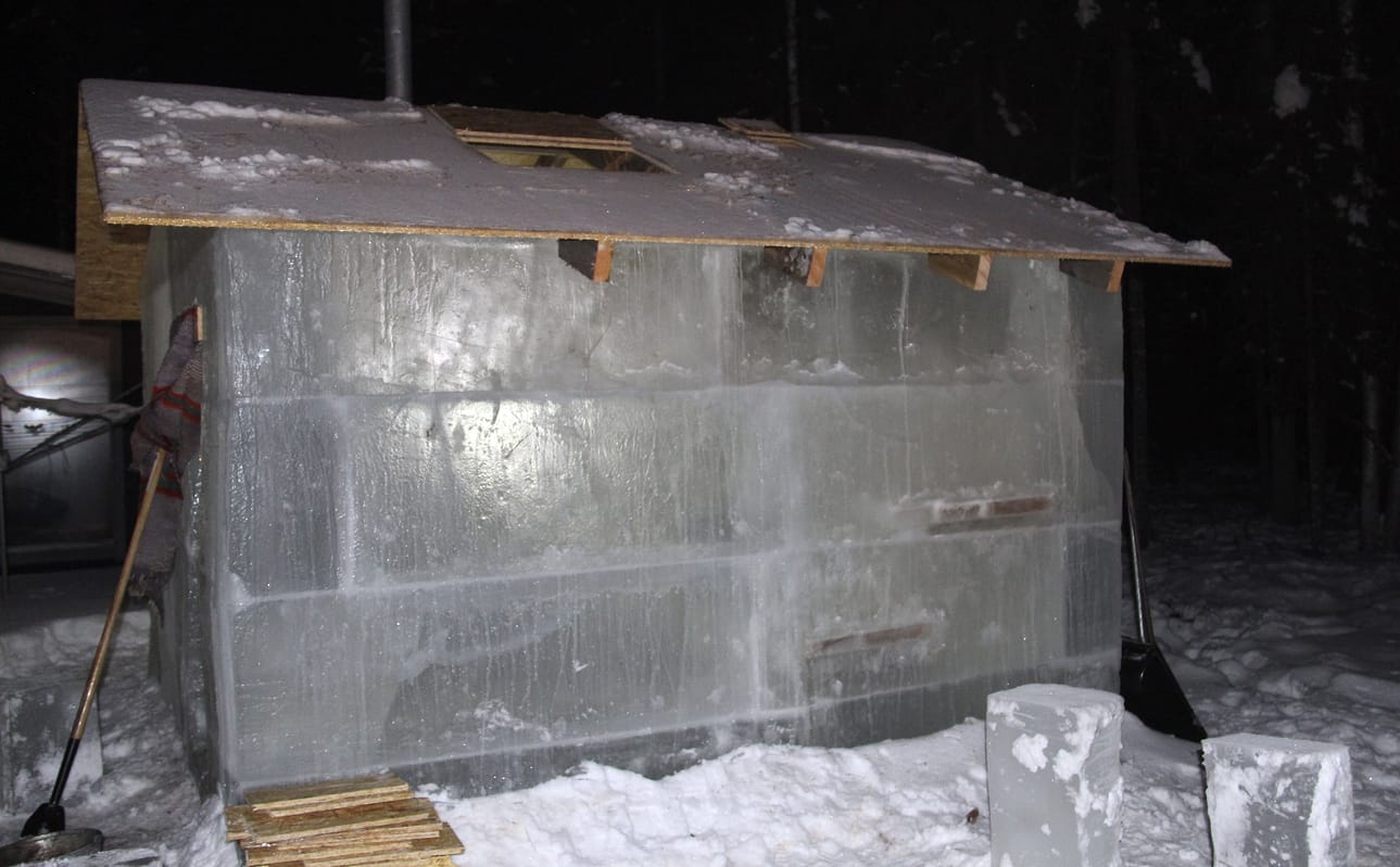 Jääsauna Oulaisissa, tästä se lähti, kun oulaistelaismiehet tekivät ensin pihalleen jääsaunan Piipsjärven jäästä. Sitten jääsauna rakentui osaksi Piipsjärvi 24h-tapahtumaa. Keväällä 2026 jääsauna alkaa nousta leaderin tukemana, osaksi Piipsjärvi26h-tapahtumaa.