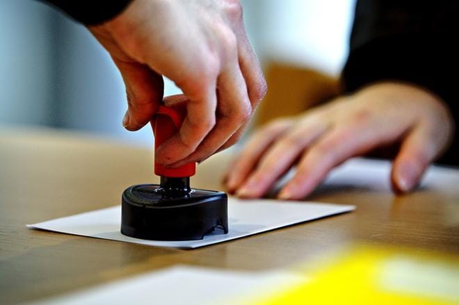 Äänestyspäätöstä ja ehdokasvalintaa siirretään yhä lähemmäksi vaaleja. Lähes puolet äänioikeutetuista tekee päätöksensä vasta kahden vaaleja edeltävän viikon aikana. KUVA: TOMI KOSONEN