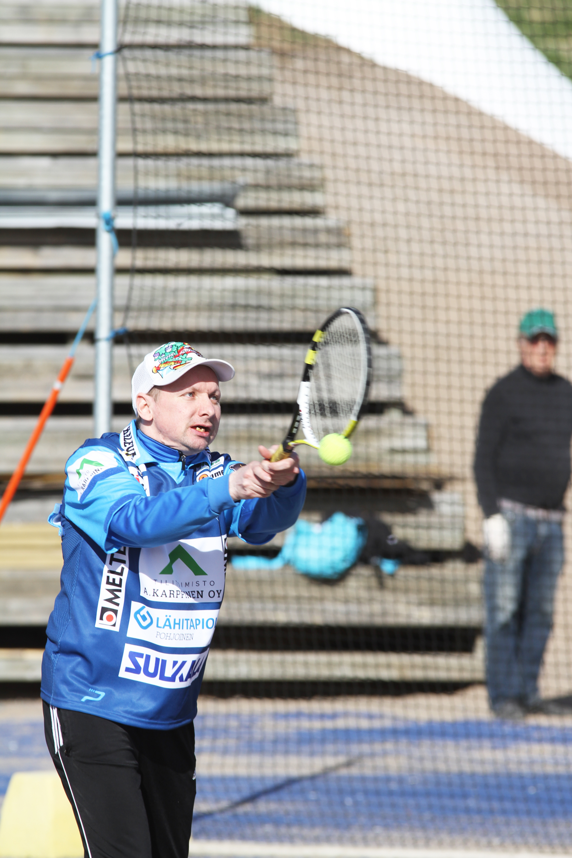 Severi Holappa testasi miten tennismailalla osuu palloon.