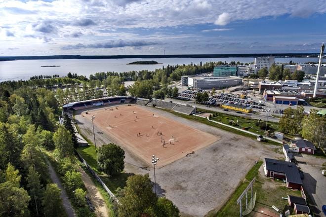 Stadionin ja uimahallin väliin tulevaan Sairaalakatuun tehtäneen tilapäinen mutka, jotta toiminta kentällä voi jatkua. Huoltorakennukset ja minigolf jäänevät linjauksen alle. KUVA: KARI LÖFHJELM