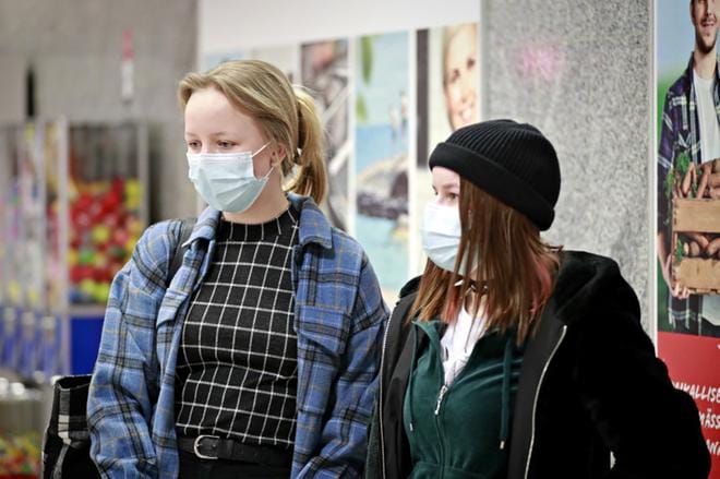 Lina ja Nora Sandelin ovat vältelleet ruuhkia ja ostaneet lahjat pääosin netistä. Sisarusten perheen joulunviettoon korona ei kuitenkaan vaikuta. Joulua vietetään samalla tavalla kuin yleensä. Kuvat: Tanja Korpela