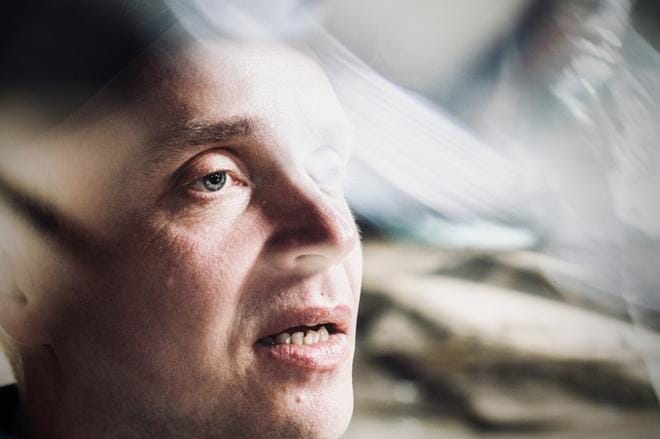 Elokuvan pääosaa esittää Petri Poikolainen, joka on itsekin sokeutunut ja halvaantunut rinnastaan alaspäin. Poikolainen on ennen sairastumistaan nähty myös Seinäjoen ja Vaasan kaupunginteattereissa. Kuva: Niina Virtanen