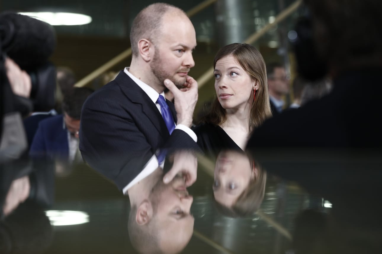 Sinisen tulevaisuuden puheenjohtaja, ministeri Sampo Terho (vas.) ei saanut eduskuntapaikkaansa uusittua, kun taas vasemmistoliiton Li Andersson oli vaalien äänikuningatar.