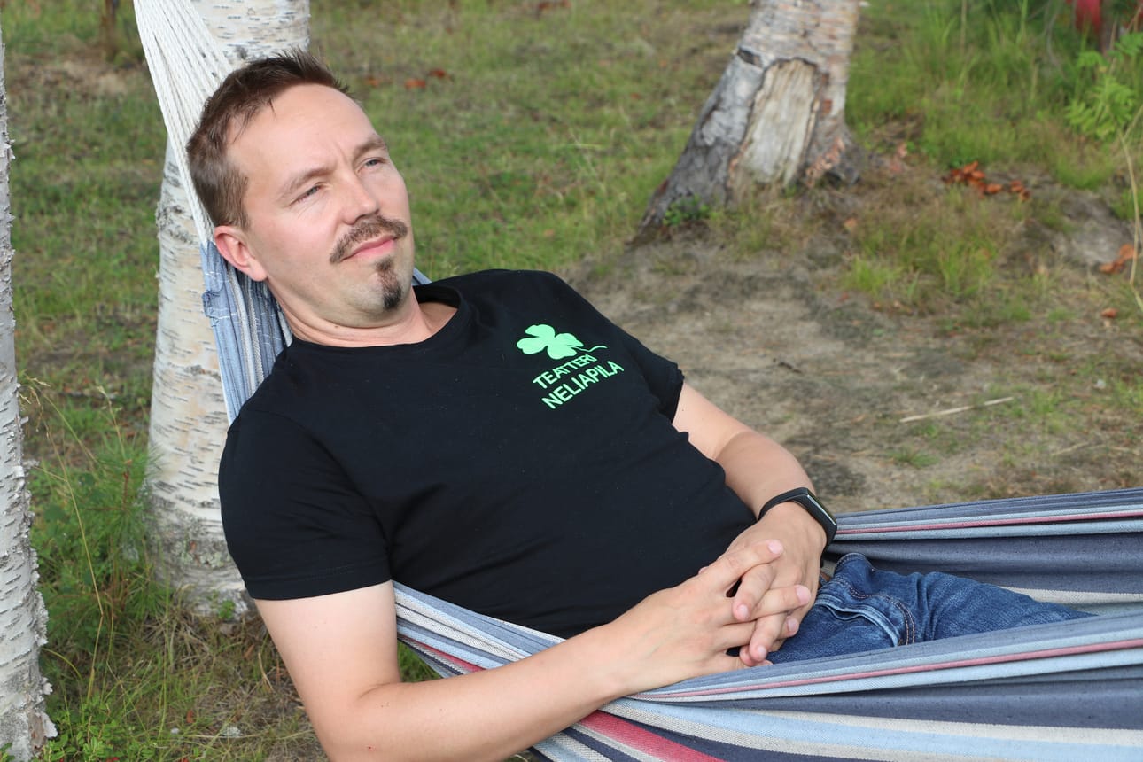 Teatteri on yksi Jari Partasen intohimoista. Vapaa-ajallaan hän on kuulemma kaikessa mukana. Joutenolon ongelmaa ei juurikaan ole esiintynyt.