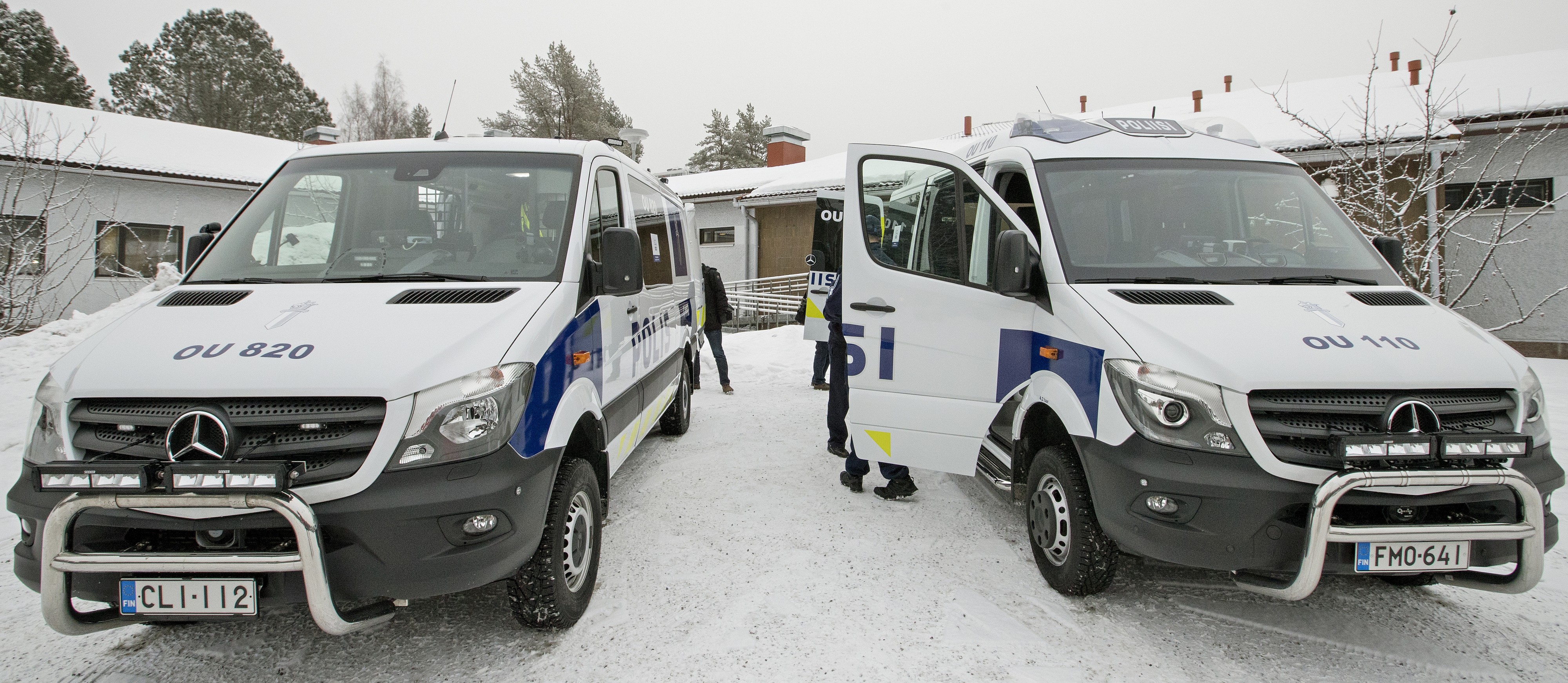 Oulun pääpoliisiasemalla Hiukkavaarassa esiteltiin maanantaina sekä uusi vaaka-auto (vas.) että uusi johtoauto.
