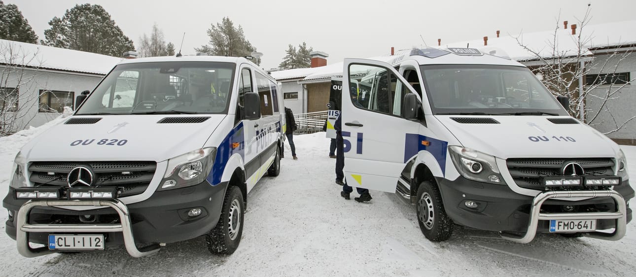 Oulun pääpoliisiasemalla Hiukkavaarassa esiteltiin maanantaina sekä uusi vaaka-auto (vas.) että uusi johtoauto.