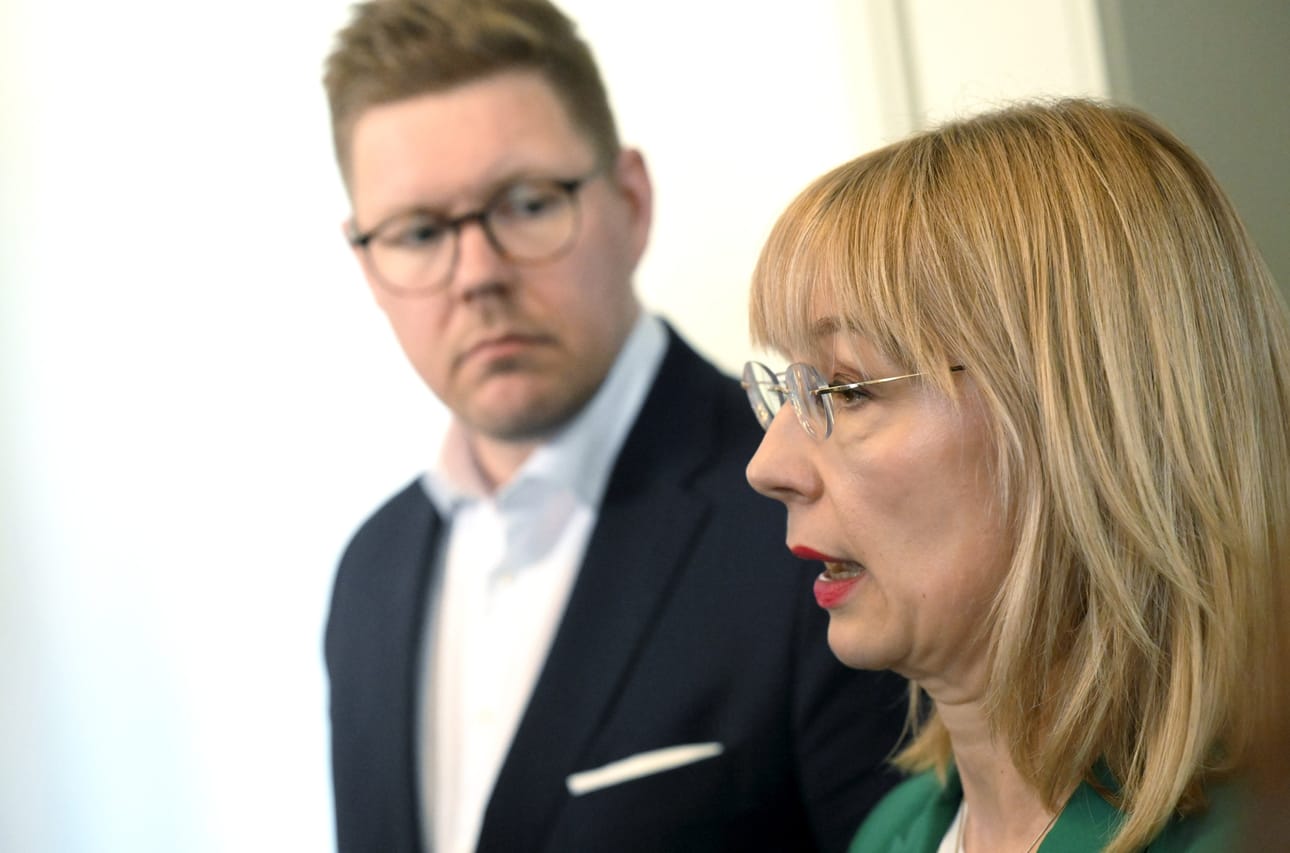 Tytti Tuppuraisen mukaan SDP:n ryhmäkanta käännytyslain suhteen on selvä. Taustalla Antti Lindtman. LEHTIKUVA / Vesa Moilanen