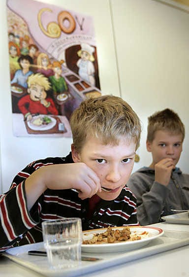 Patamäen koulun 5. luokan oppilaat Reetu Kontio (edessä) ja Niko Lehmusvuori söivät kouluruokailun juhlaviikolla ikiaikaista suosikkiruokaa makaronilaatikkoa. "Hyvää on", pojat kehuivat.