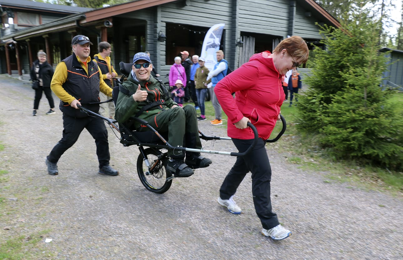 Kerkko Erkkilä pääsi apuvälineen avulla metsämättäille asti. Vetäjänä Eija Heinonen, perässä Antti Tulasalo.