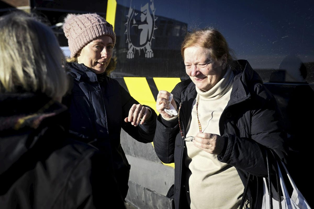 Tytär Vlada (vas.) oli vastassa kun Mariia Samoilenko (oik.) saapui Helsinkiin varhain sunnuntaina. Helsinkiläinen Pietu Pietiäinen palasi Ukrainan ja Puolan rajalle suuntautuneelta avustusmatkalta kyydissään ukrainalaispakolaisia. LEHTIKUVA / Emmi Korhonen