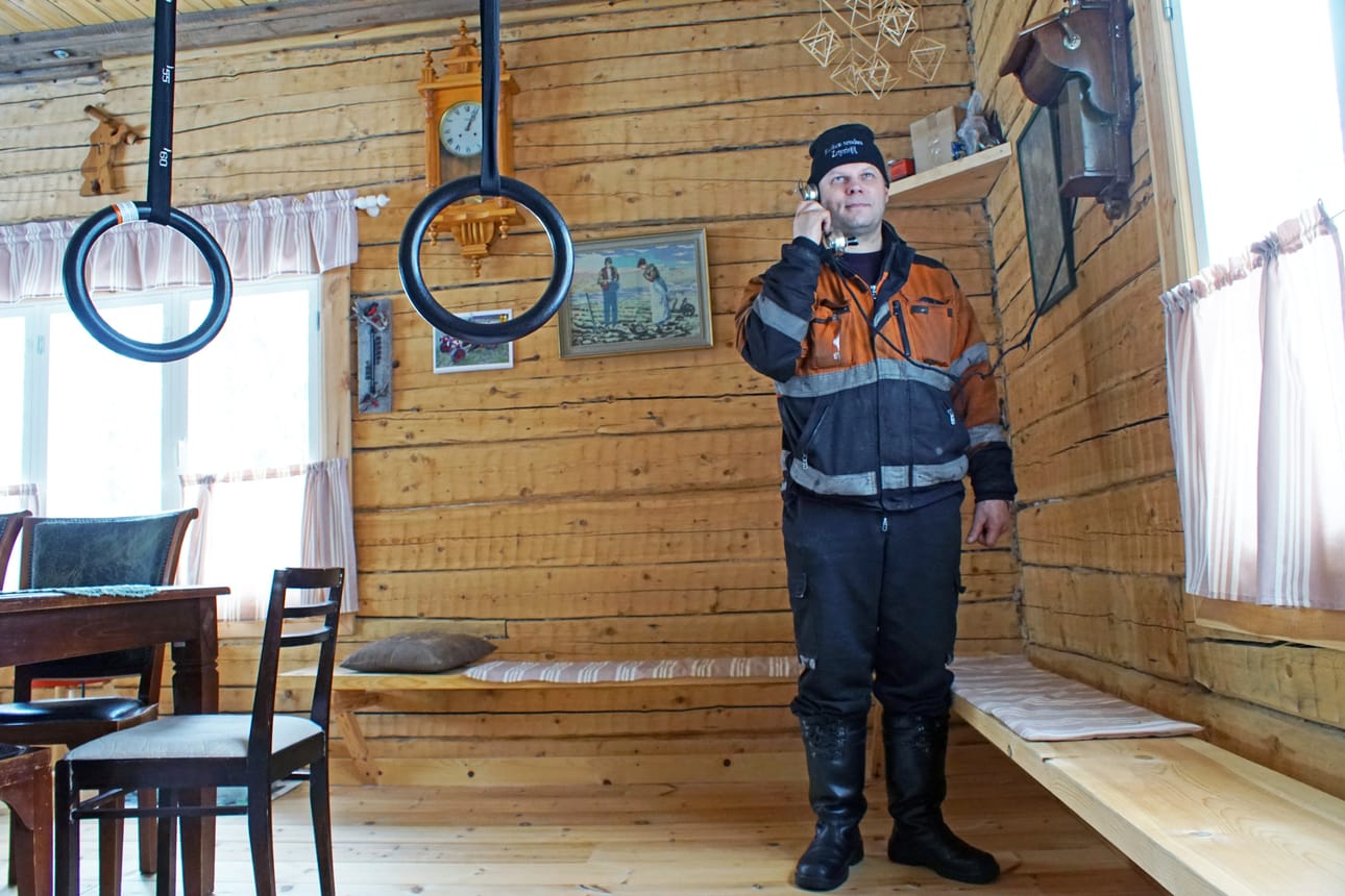 Sisustus on hankittu kierrätysperiaatteella. Vanha puhelin on yksi mieluisista löydöistä.