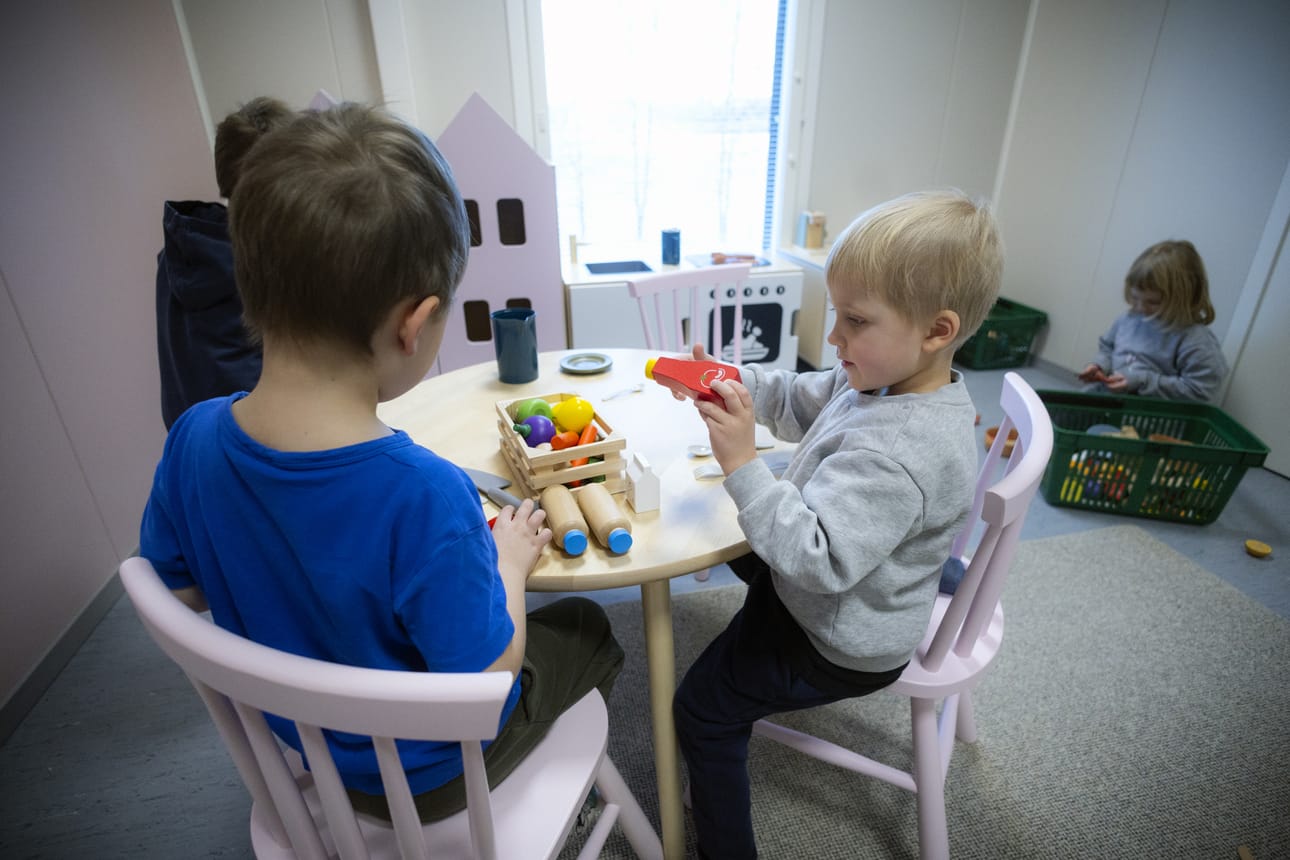 Artur Norrgård ja Noel Palomaa ruokaleikkien äärellä Merikaarron uuden päiväkodin leikkihuoneessa.