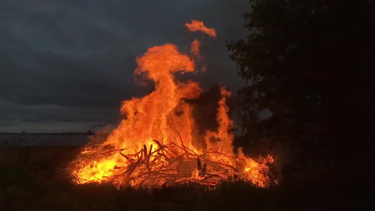 Kokko roihuaa Vihiluodossa