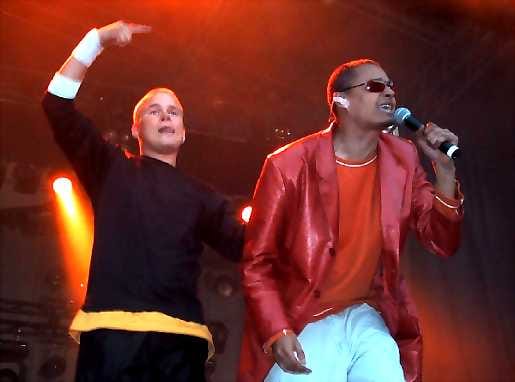 Tuntemattomia tyyppejä? Maailmankuulu Bomfunk MCs ei kerännyt Oulussa kummoista yleisöä.
