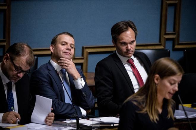 Valtiovarainministeri Petteri Orpo (kuvassa kesk.) ja sisäministeri Kai Mykkänen (oik.) puolustivat hallituksen turvapaikkapolitiikkaa. Arkistokuvassa vasemmalla oleva pääministeri Juha Sipilä oli istunnosta poissa henkilökohtaisen syyn takia. KUVA: Joel Maisalmi/arkisto