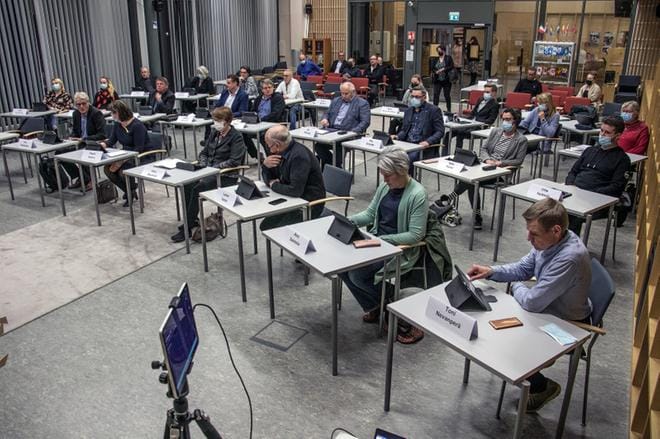 Teuvan valtuusto kokousti nykykokoonpanolla toista kertaa. Asialista oli lyhyt, mutta puhetta riitti liki pariksi tunniksi. Kuva: Jorma Havula