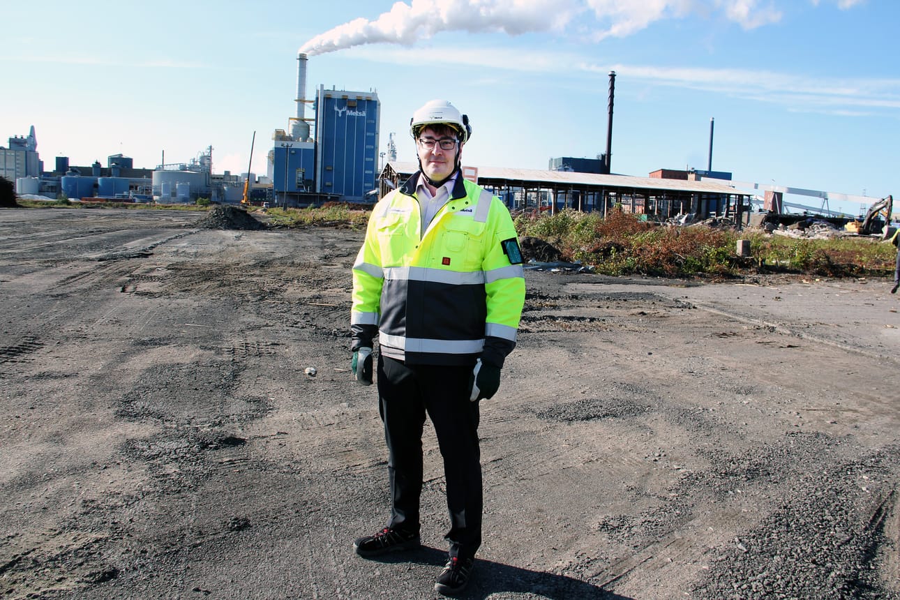 Metsä Groupin Kemin Polar King -hankkeen projektijohtaja Jari-Pekka Johansson kertoo, että jättitehtaan tulemista valmistelevat työt ovat jo käynnissä monin paikoin tehdasalueella.