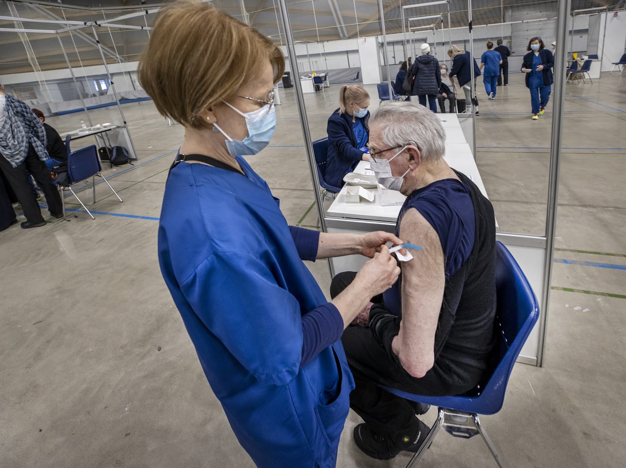 Terveydenhoitaja Marja Pietilä antoi rokotteen oululaiselle Reino Kaikkoselle.