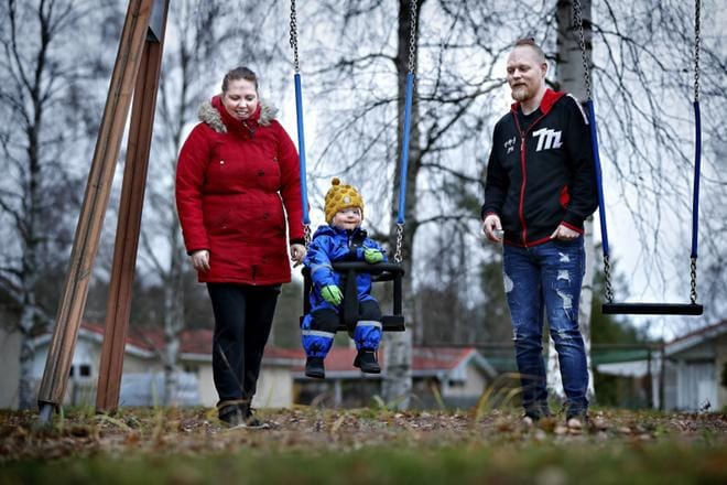 Elämänsä dramaattisesta alusta huolimatta Lukas Joupista on äitinsä Niina Sirviön ja isänsä Juuso Joupin huojennukseksi kasvanut vilkas ja terve poika. KUVAT: TOMI KOSONEN