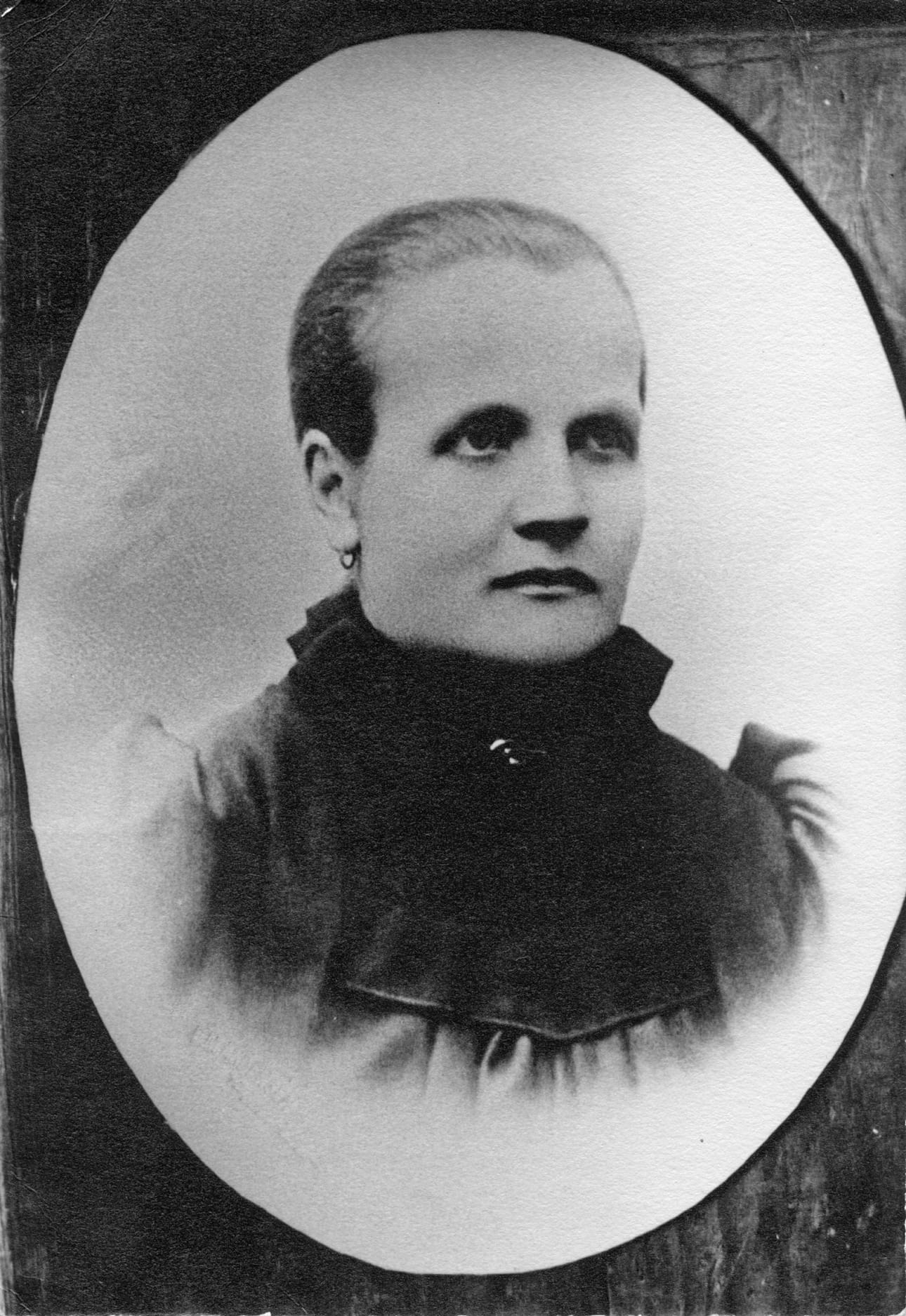 Maria Heinonen valmistui kultasepäksi vuonna 1890 ja työskenteli yhdessä miehensä Gustafin kanssa.