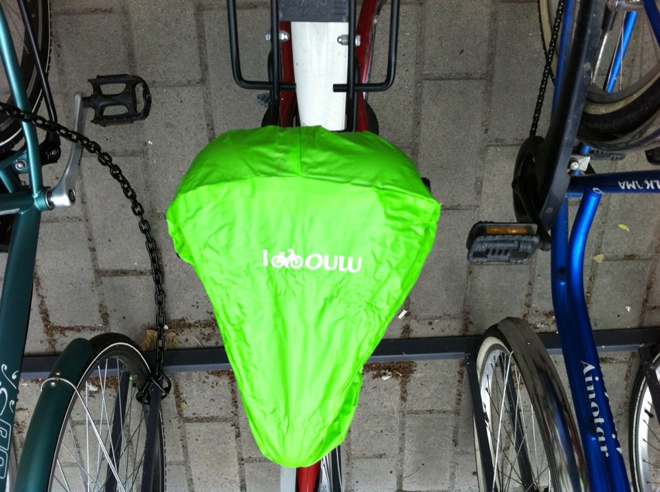 Vihreisiin satulasuojiin oli painettu Oulun logo.
