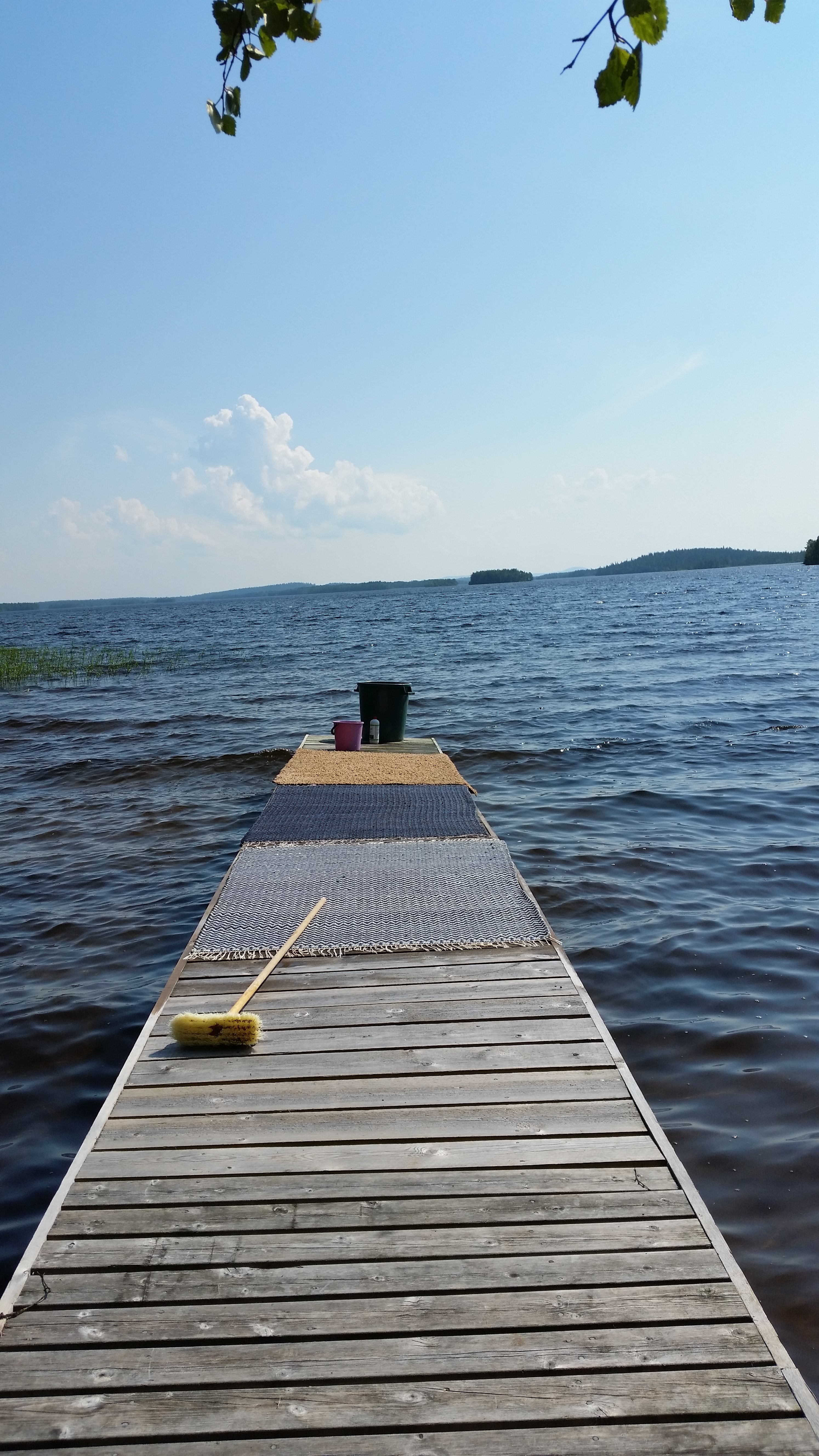 Hellepäivän puuhia Kitkalla. Lukijan kuva.