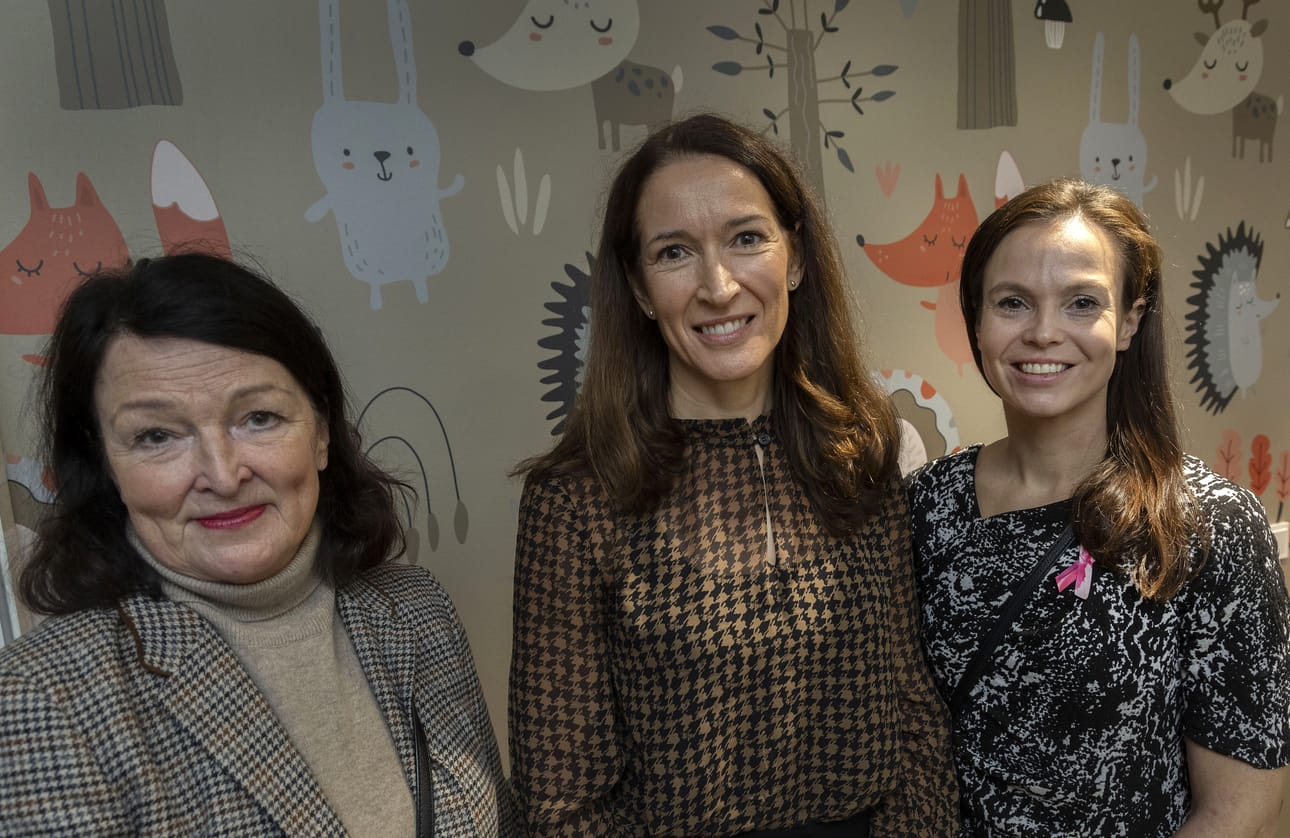 Ehdokkaiden puolisot Merja Rehn, Suzanne Innes-Stubb ja Kirsi Aaltola osallistuivat lauantaina 11. marraskuuta ensikodin avajaisiin Helsingissä.