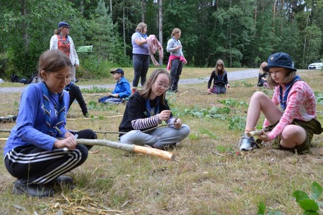 Aarreradioon toimittavat uutisia leiriltä Saana Ylirinne, Helmi Hannus ja Hilja-Maaria Linko Ylihärmän Partiolaisista. Kuvat: Outi Rantala