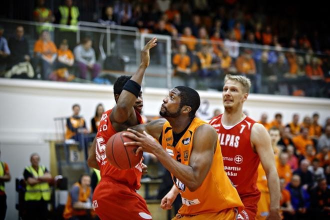 Karhun Devonne Giles ohittaa Vilppaan Brandon Edwardsin ja pistää pallon koriin. KUVAT: TOMI KOSONEN