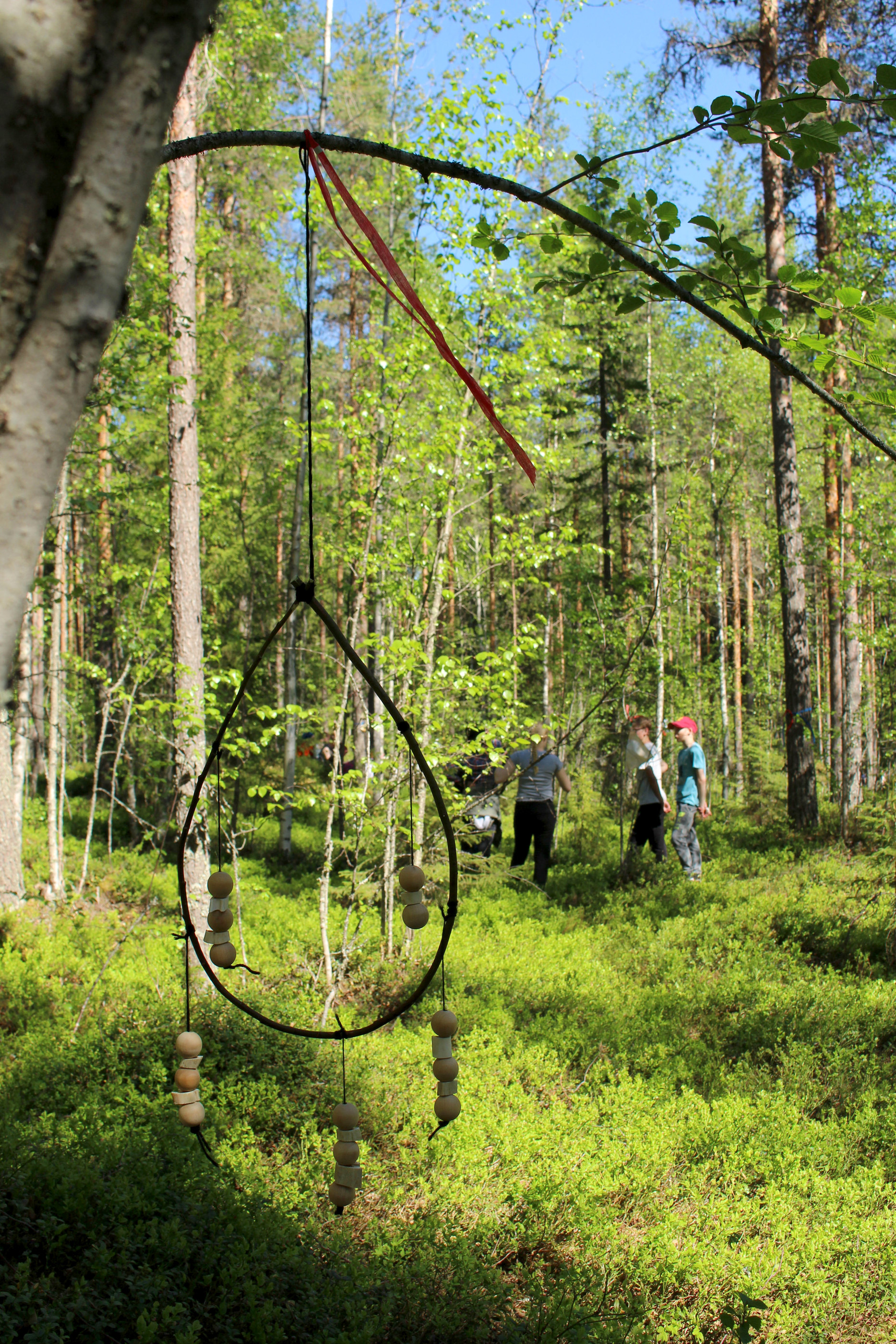 Mobilet toimivat oppaina polulla, joka vie taideteoksen äärelle